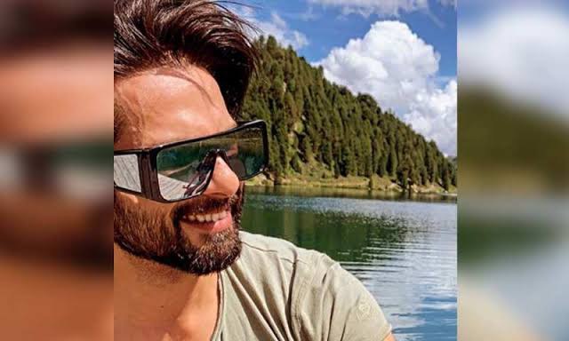 Shahid Kapoor spends time in nature, looks classy as ever