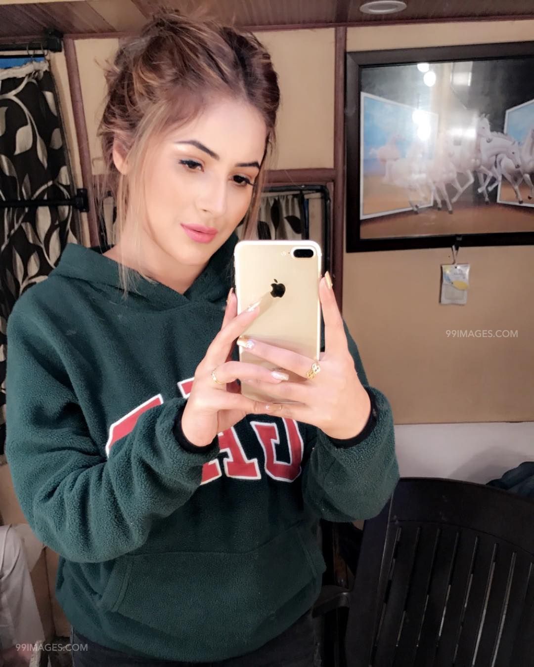 Shehnaaz Gill's Mirror Selfies Is An Inspiration For Ultimate Go-To Instagram Pics 3