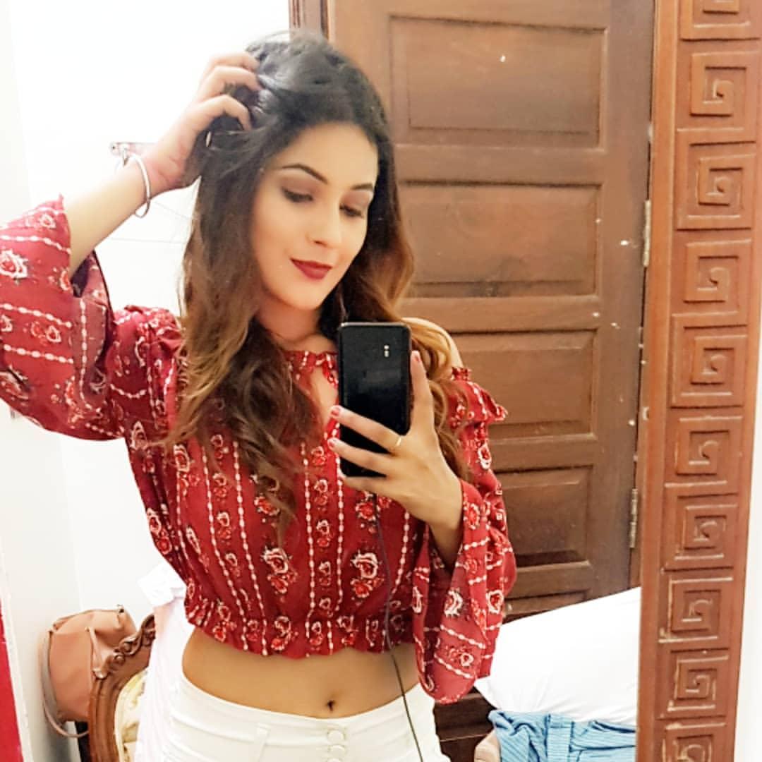 Shehnaaz Gill's Mirror Selfies Is An Inspiration For Ultimate Go-To Instagram Pics 6