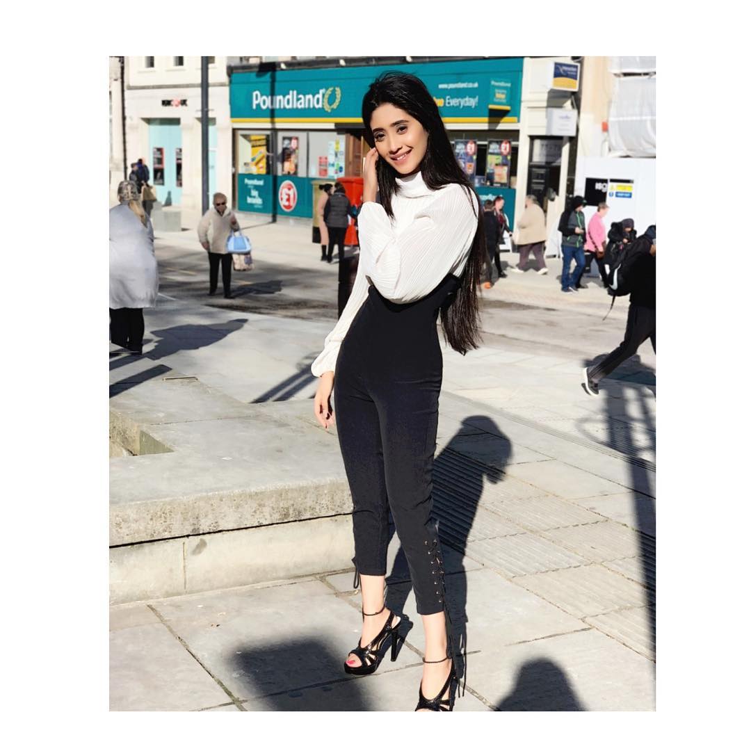 Steal The Girl-Next-Door Vibe From Shivangi Joshi’s Casual Style! 2