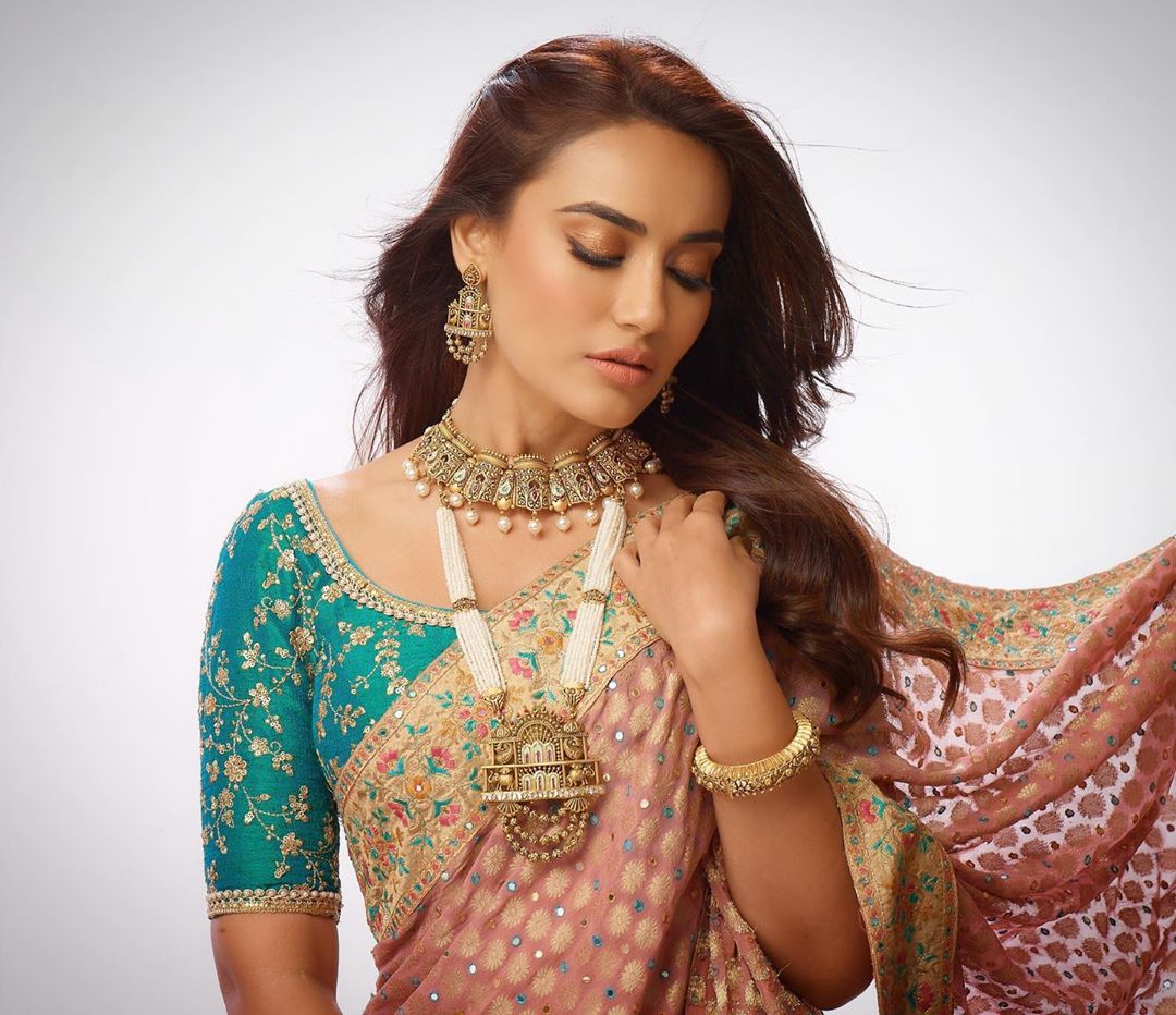 Surbhi Jyoti, Jennifer Winget And Shrenu Parikh's Glamorous Look In Sequin Saree Will Leave You Amazed 1