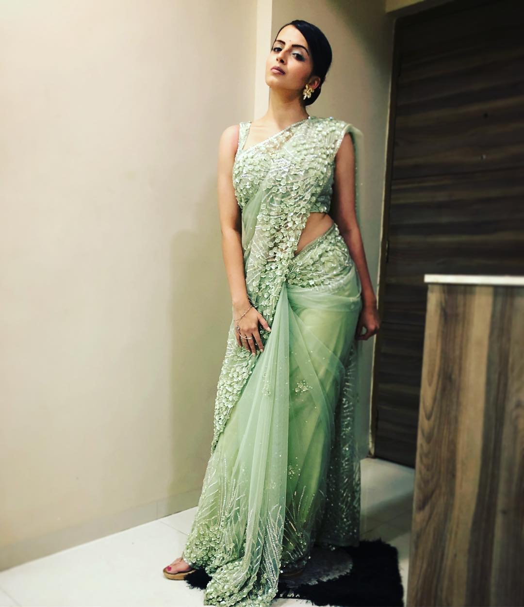 Surbhi Jyoti, Jennifer Winget And Shrenu Parikh's Glamorous Look In Sequin Saree Will Leave You Amazed 6