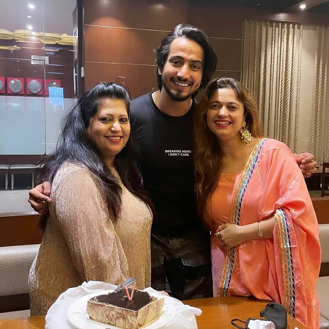 This Is How Jannat Zubair's Mom Celebrated Her Birthday with Faisu, Siddharth Nigam 1
