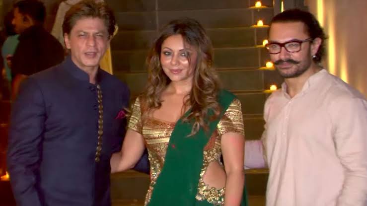 Throwback: Watch Aamir Khan Pose With Shah Rukh Khan And Gauri Khan 1