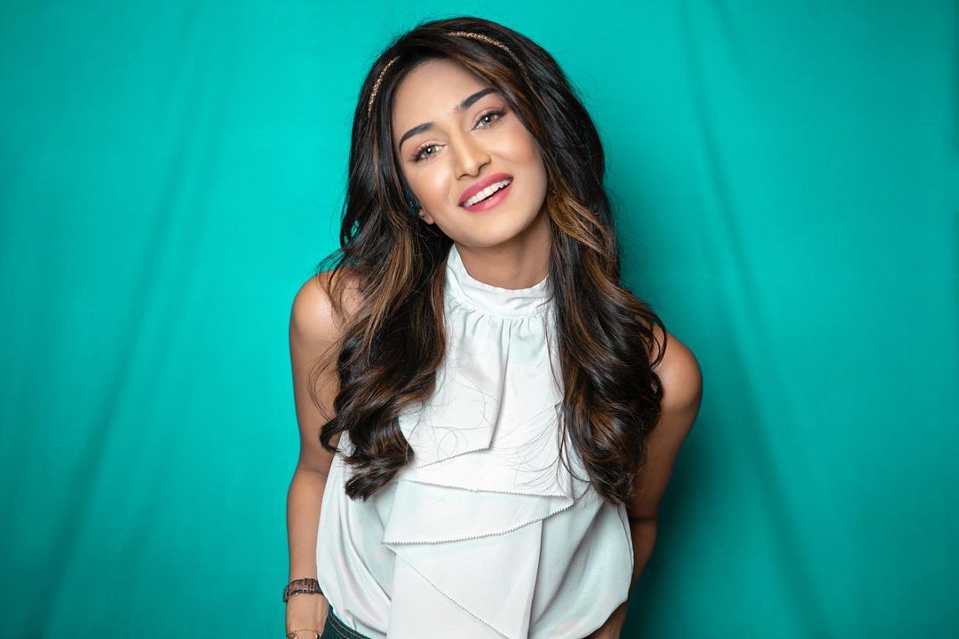 Want Some Fashion Tips? Take 10 Tricks From Erica Fernandes