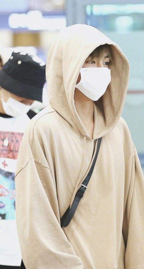 Want To Make A Sharp Statement? Take Tips From BTS V Aka Kim Taehyung's Oversized Hoodie - 1