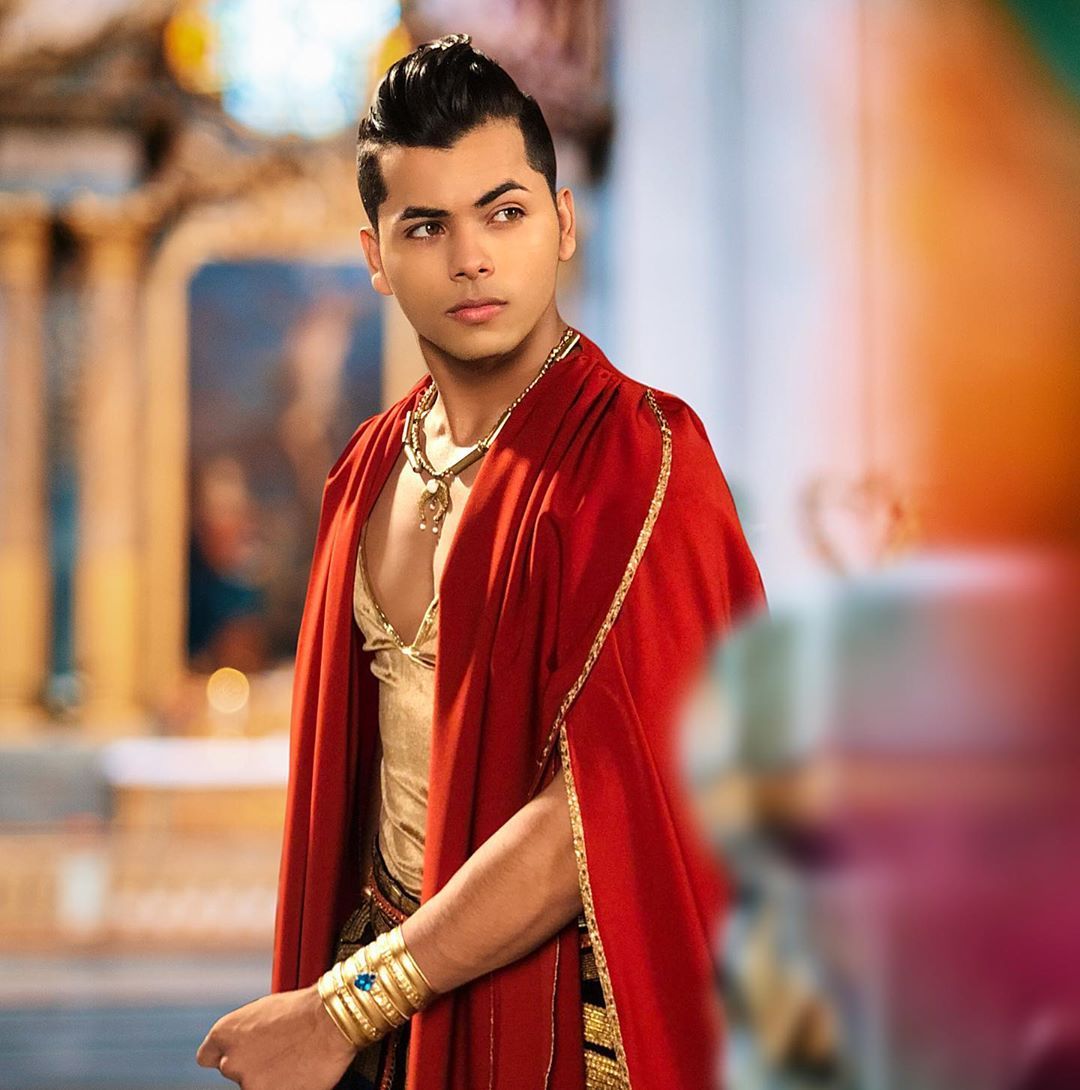Watch Our Aladdin Latest Outfits: Siddharth Nigam Once Raising the Temperature With His Hotness