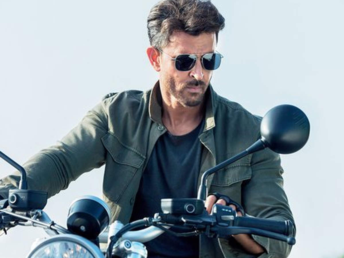 Akshay Kumar, Hrithik Roshan, Salman Khan: Have A Look At Actors Who Added More OOMPH To Their Sunglasses Fashion 2