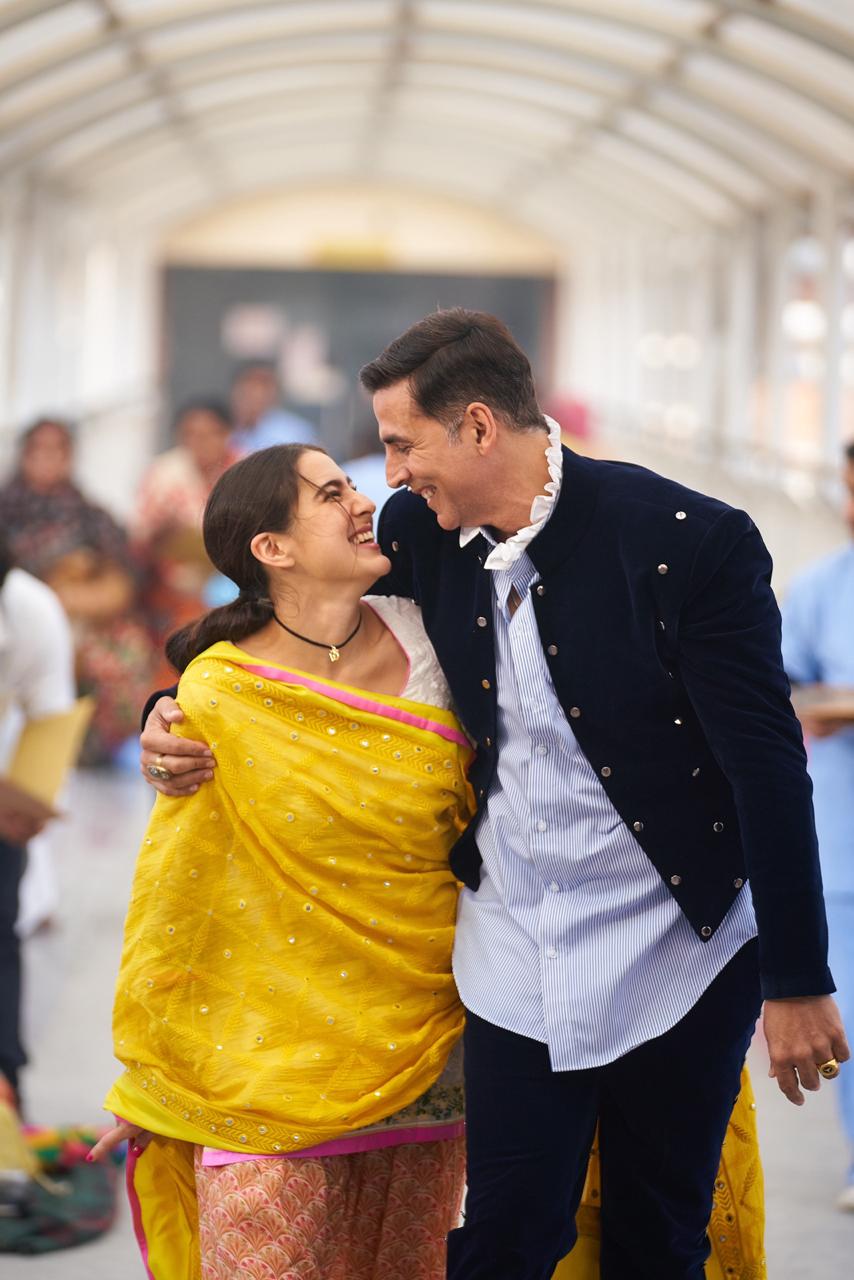 Akshay Kumar's special moment with Sara Ali Khan from Atrangi Re set goes viral on internet