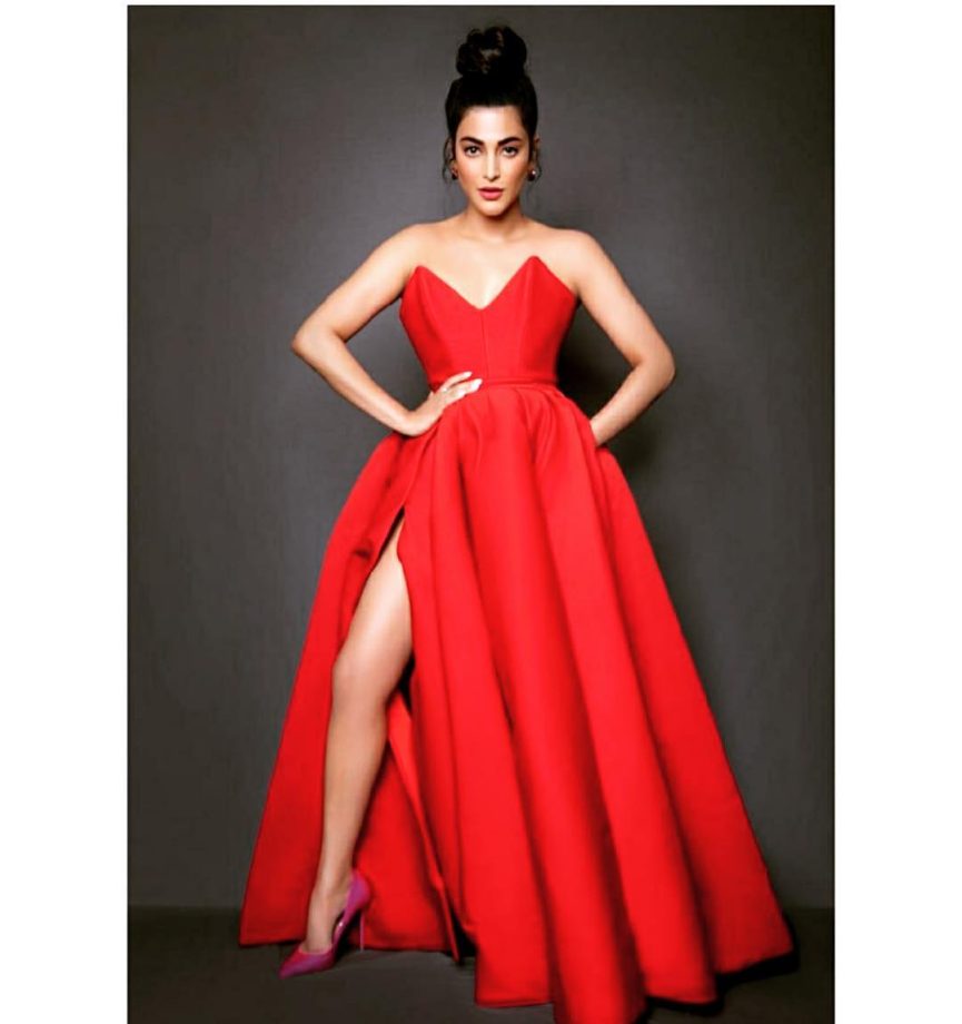 Bollywood's Deepika Padukone Or Kollywood's Shruthi Haasan: Which Industry Has The Hottest Thighs? 819282