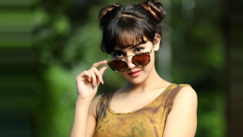 [In Pic] Ashi Singh stabs hearts in her kala chashma