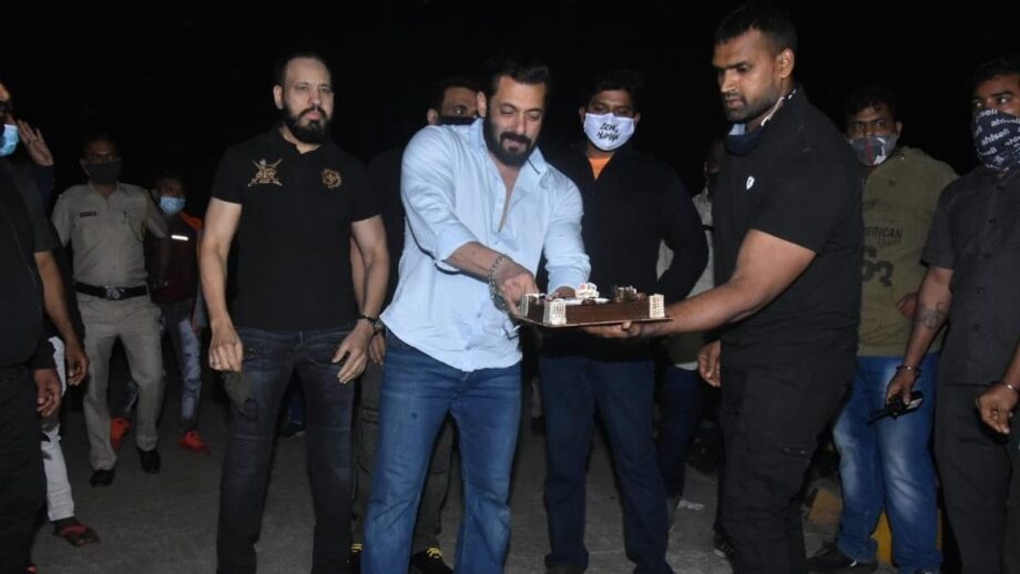 INSIDE PHOTOS: Salman Khan celebrates 55th birthday at Panvel house, Salim Khan, Sunil Grover, Kratika Sengar, Nikiteen Dheer, Sooraj Pancholi, Zaheer Iqbal & other close friends attend private party - 2