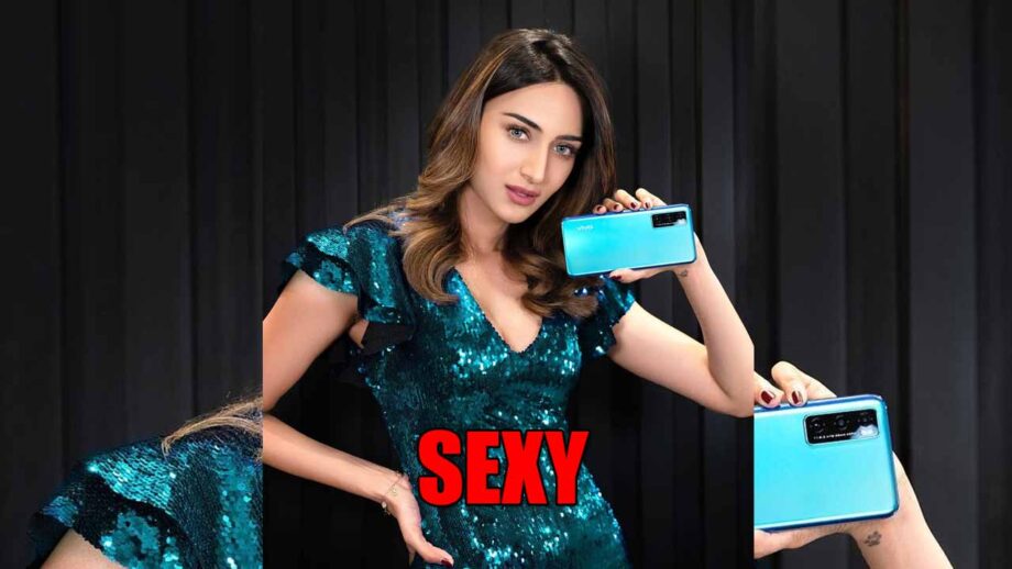 Kasautii Zindagii Kay Star Erica Fernandes Goes All Blue In Shiny Glittery Attire: Watch It Here