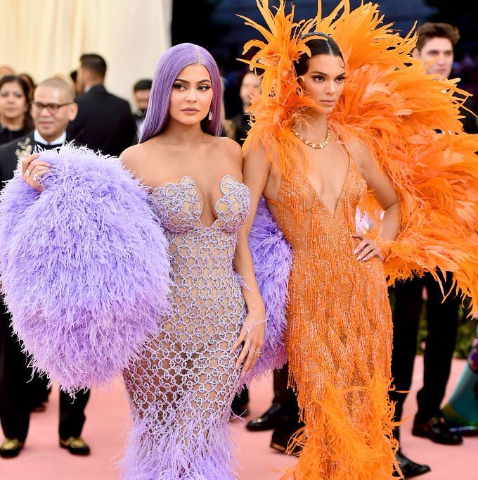 Khloe Kardashian To Kim Kardashian: Top 5 Attractive Outfits Worn By Kardashian Sisters On Red Carpet 839546