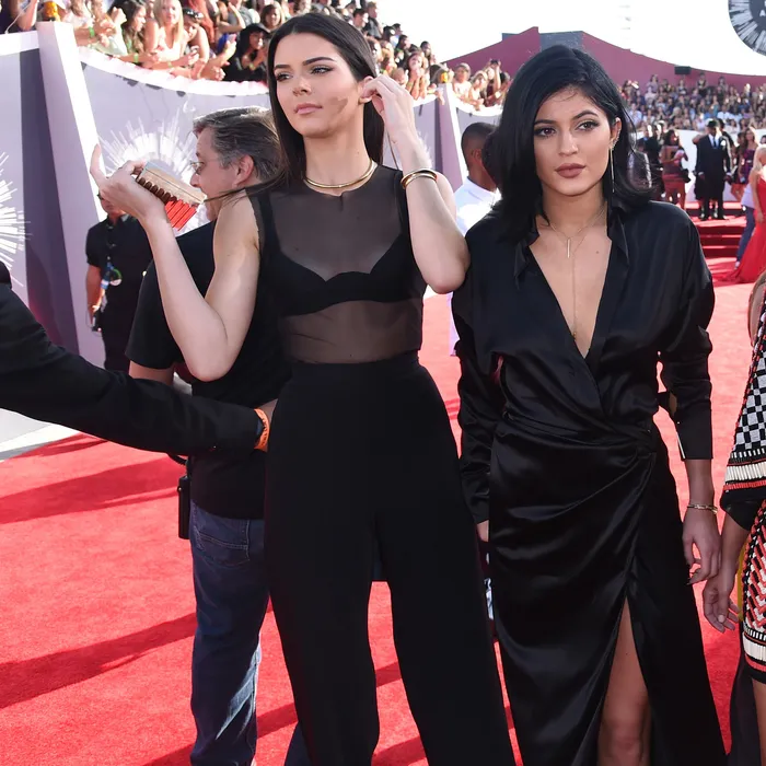 Khloe Kardashian To Kim Kardashian: Top 5 Attractive Outfits Worn By Kardashian Sisters On Red Carpet 839550