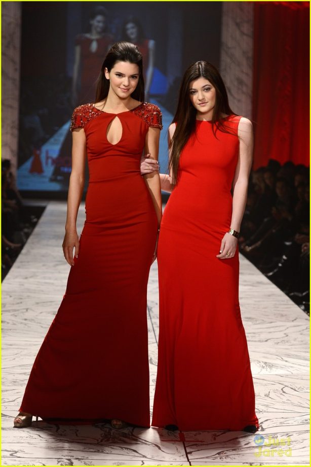 Khloe Kardashian To Kim Kardashian: Top 5 Attractive Outfits Worn By Kardashian Sisters On Red Carpet 839551