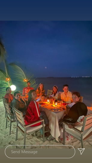 [Night Beach Dinner] Hina Khan looks stunning as she dines on the beach