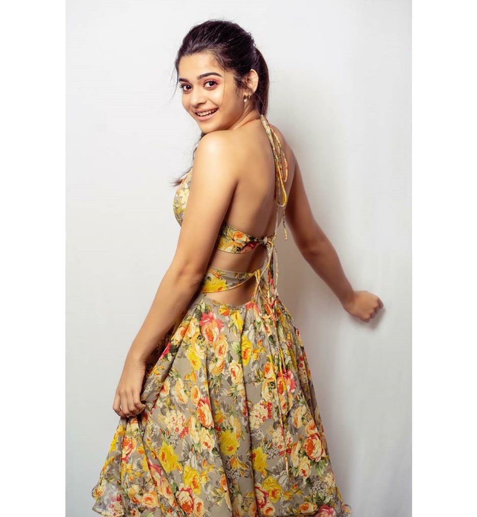 Prajakta Koli, Mithila Palkar, Radhika Apte: Stunning In Gowns 5