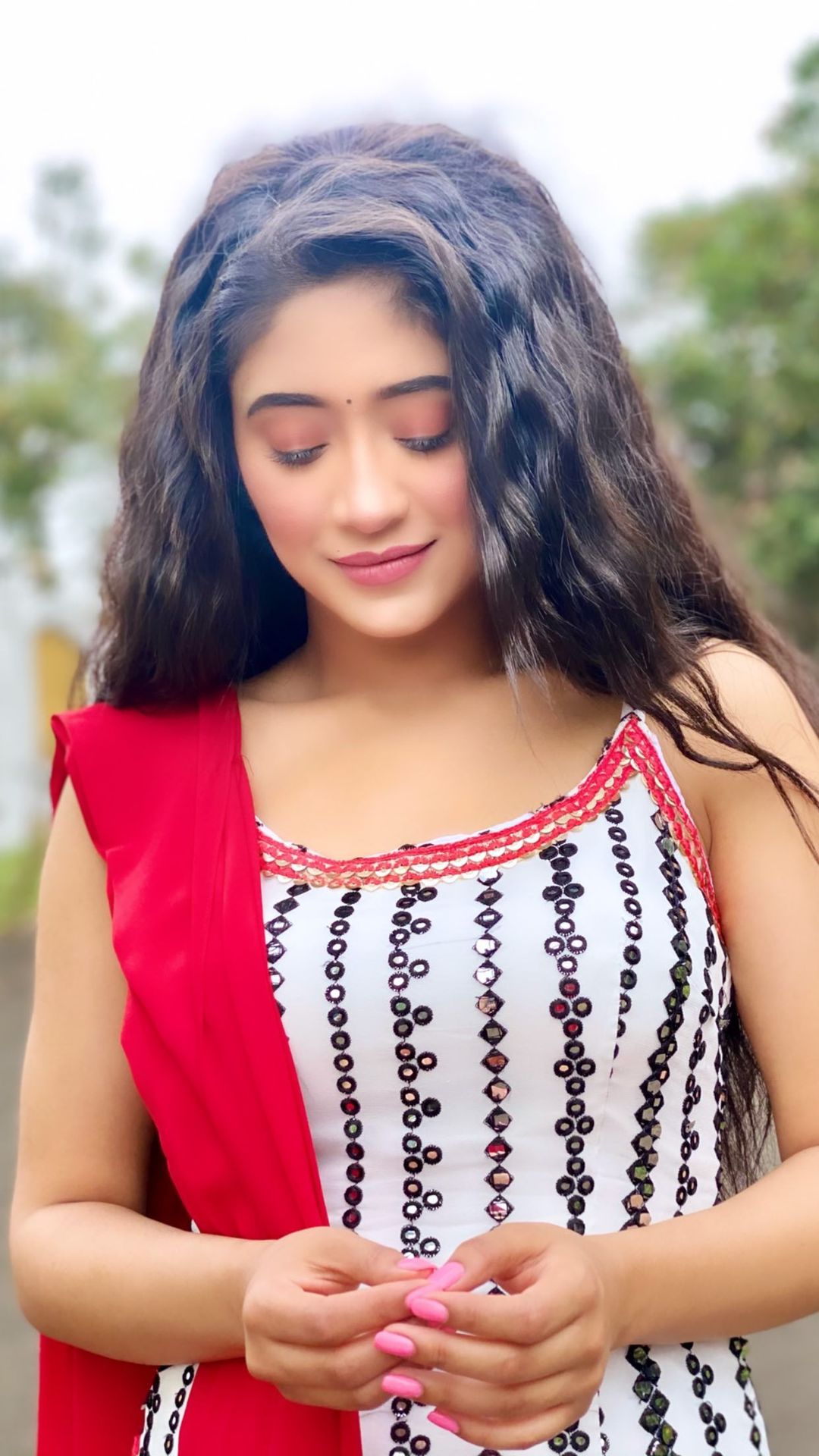 Pretty in red: Shivangi Joshi looks undeniably stunning in latest pictures 1
