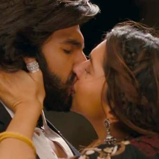 Ranveer Singh And Deepika Padukone's HOTTEST KISSING Moments From Ramleela That Went Viral 1
