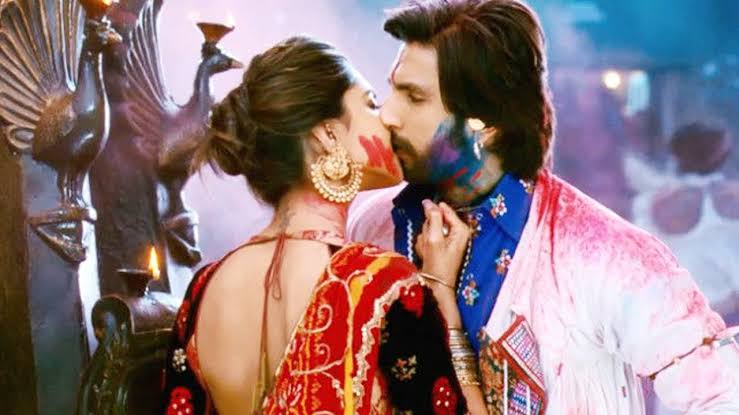 Ranveer Singh And Deepika Padukone's HOTTEST KISSING Moments From Ramleela That Went Viral 2