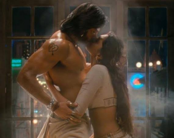 Ranveer Singh And Deepika Padukone's HOTTEST KISSING Moments From Ramleela That Went Viral 3