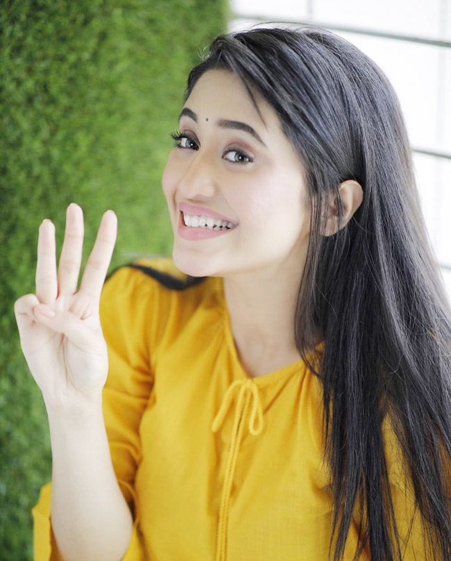 Shivangi Joshi Or Shraddha Arya: Which Diva Has The Attractive Looks In Yellow? - 0