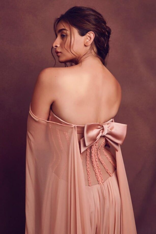 Times When Alia Bhatt Looked Awesome In Backless Outfits - 3
