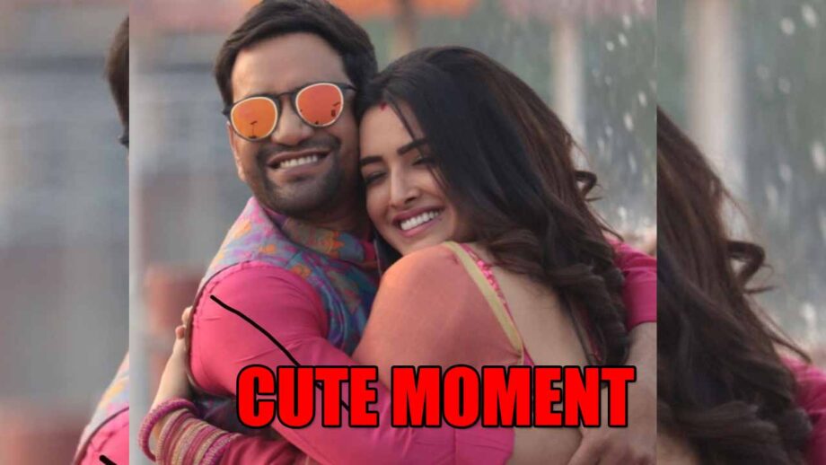 Watch Dinesh Lal Yadav & Aamrapali Dubey Hugout Each Other