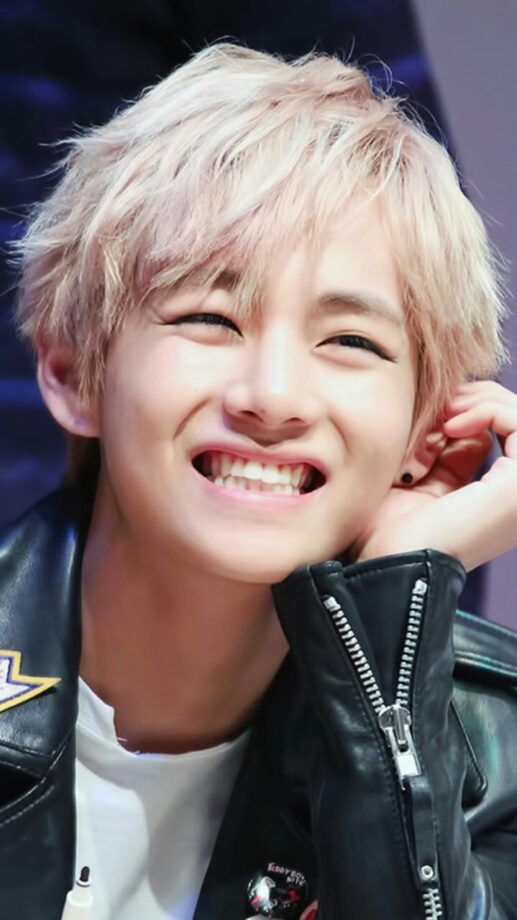 When BTS V aka Kim Taehyung Sets Internet on Fire with His 'CUTENESS' - 1