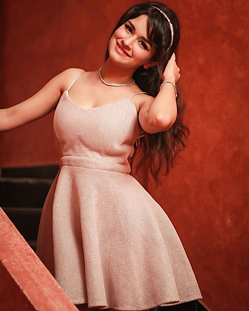 Avneet Kaur Top 5 Hottest One-Piece Dresses That You Should Have In Your Wardrobe - 2