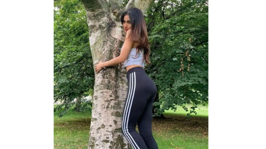 Mouni Roy and her attractive looks in yoga pants 792558