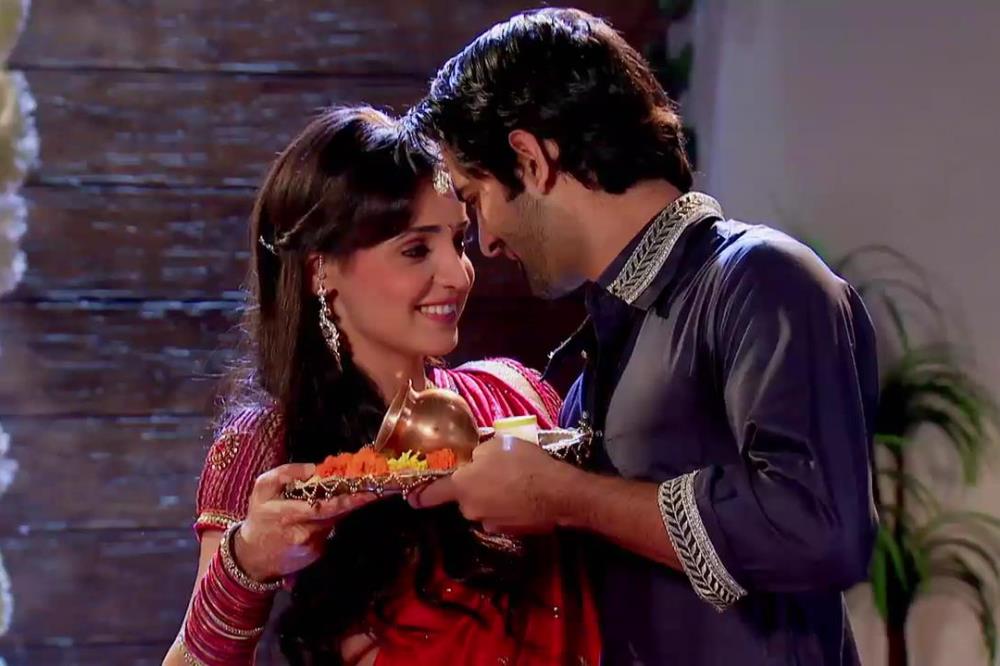 Sanaya Irani’s Most Romantic On-screen Moments With Barun Sobti Will Sizzle You