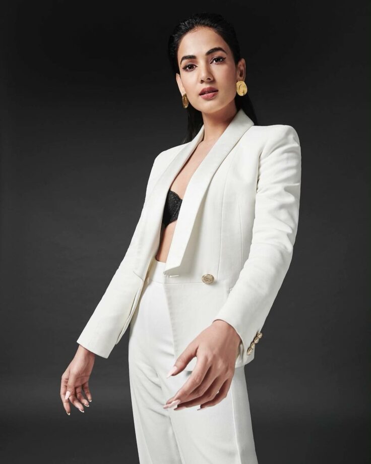 Sonal Chauhan Or Malaika Arora: Who Has The Attractive Look In Only Blazer Nothing Else Look? - 0