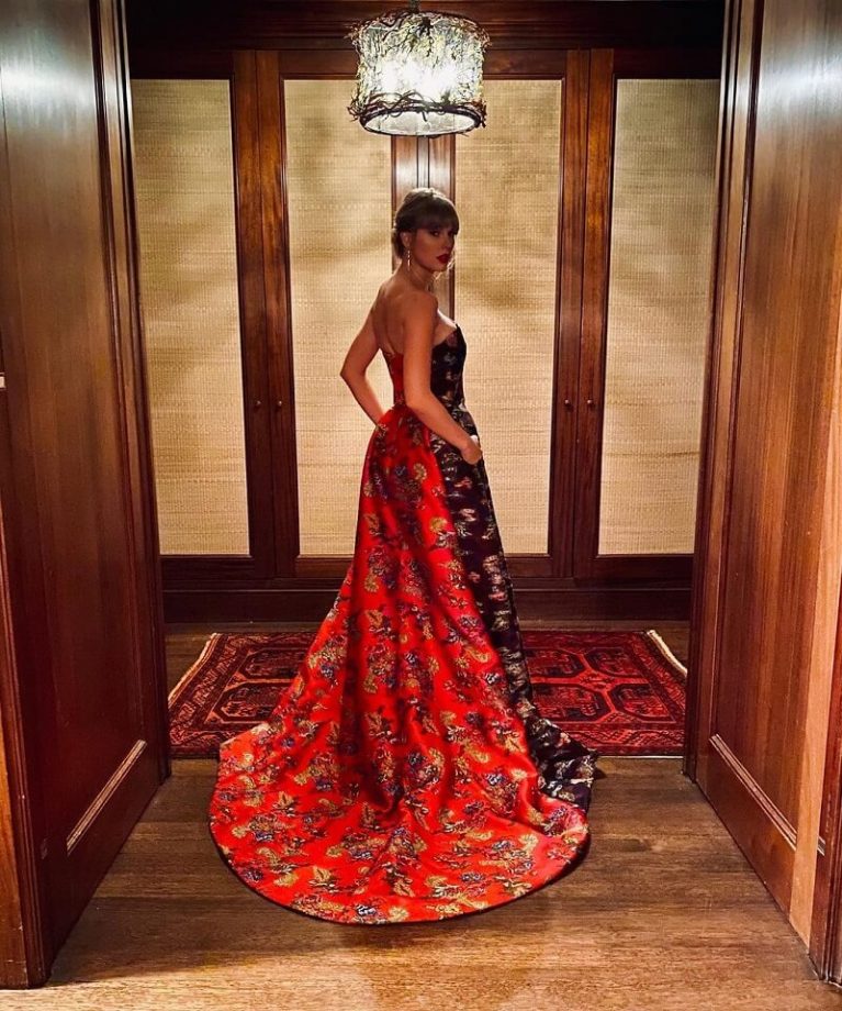 Taylor Swift, Irina Shayk, Or Rosie HW: Which Diva Looks Ravishing Hot In Red Gown? 820475