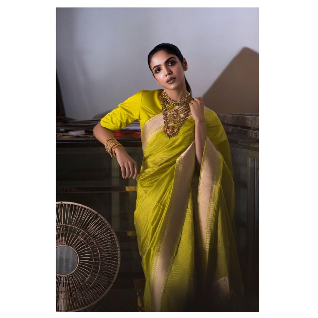 Shriya Pilgaonkar 5 Hottest Ethnic Outfits You Would Want To Wear 4
