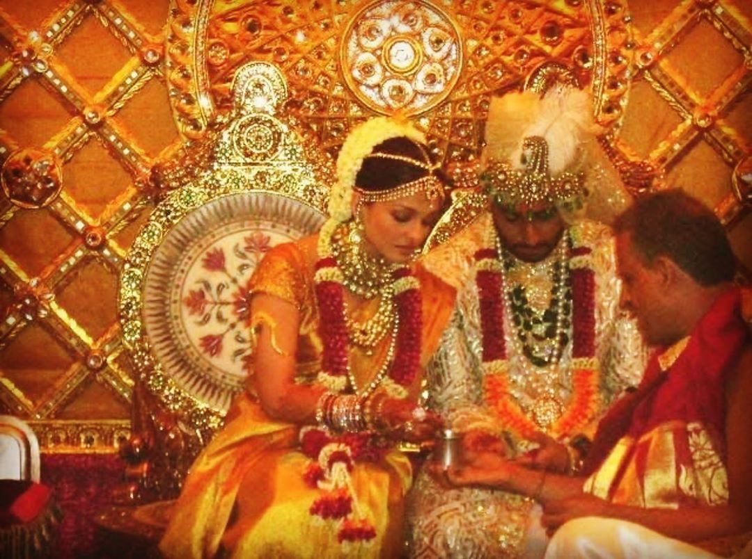 Bollywood Aishwarya Rai Red Net Wedding saree - Sareez House - 262156