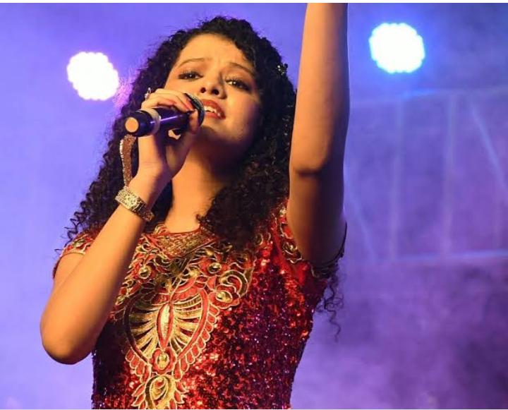 Sunidhi Chauhan To Kanika Kapoor: Top Bollywood Female Singers And Their Best On Stage Performances - 4