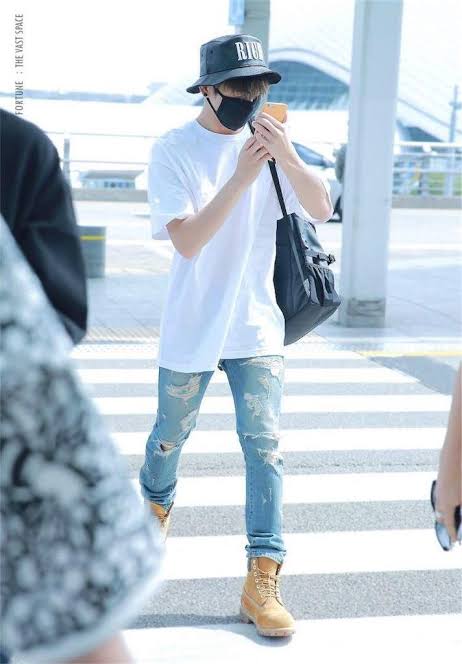 International Crush BTS Jungkook Looks Just Perfect In Casuals: Take A ...