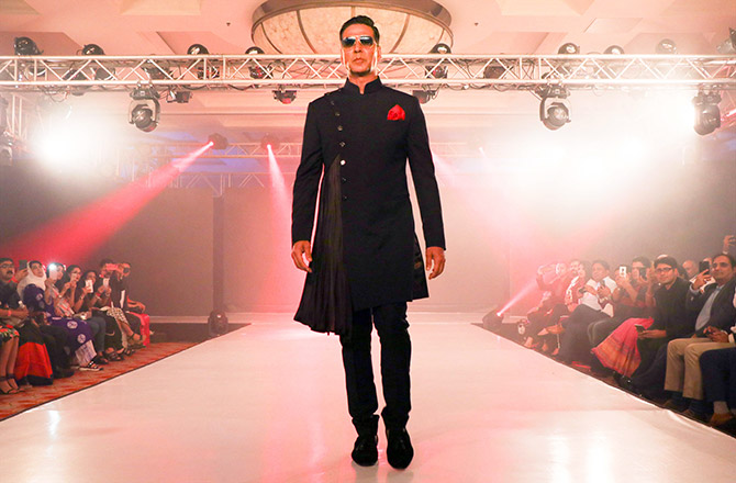 Salman Khan, Hrithik Roshan & Akshay Kumar's attractive ramp walk photos in designer outfits 793264