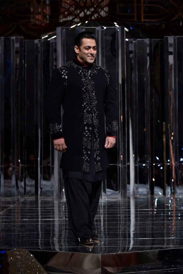 Salman Khan, Hrithik Roshan & Akshay Kumar's attractive ramp walk photos in designer outfits 793266