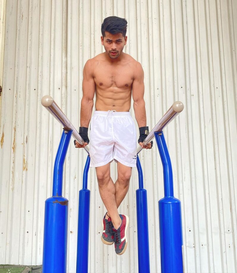 Toned Abs: Siddharth Nigam & Faisal Shaikh go shirtless in stunning pictures, fans feel the heat - 1