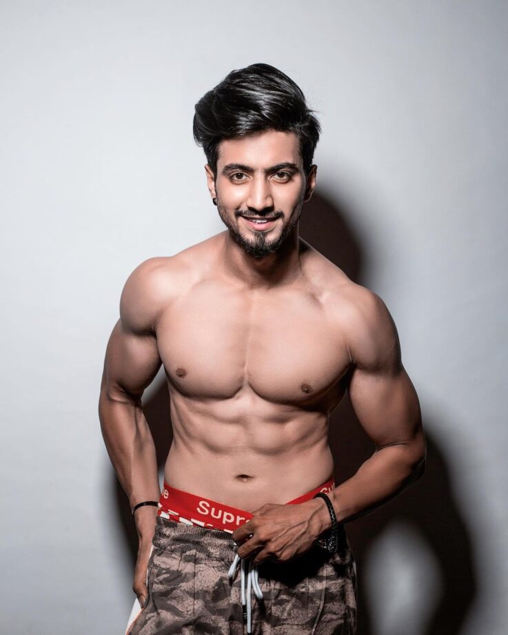 Toned Abs: Siddharth Nigam & Faisal Shaikh go shirtless in stunning pictures, fans feel the heat - 3