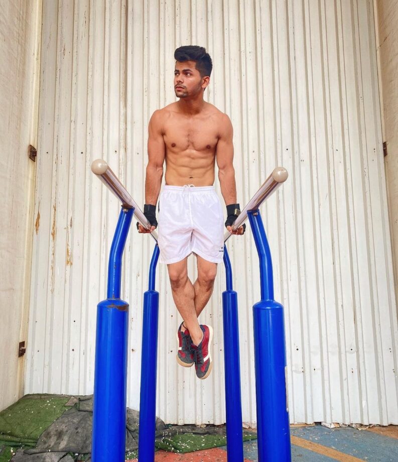 Toned Abs: Siddharth Nigam & Faisal Shaikh go shirtless in stunning pictures, fans feel the heat - 0