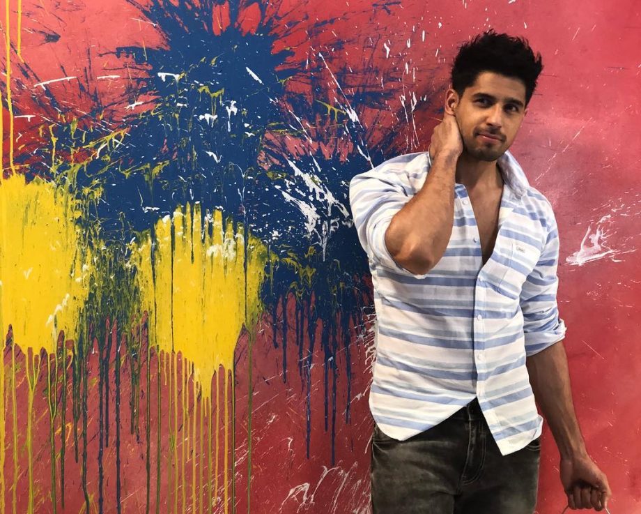 Top 5 Hot Looks Of Sidharth Malhotra In Printed Shirts 821940