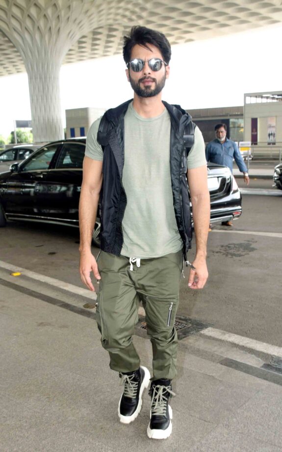 Want to Click Classy Pictures? Take Cues from Shahid Kapoor To Pose - 0