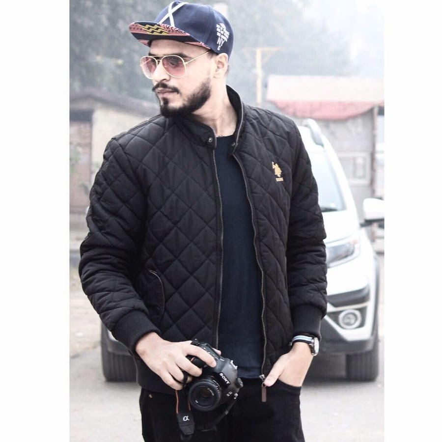 How much do you score Amit Bhadana for his western looks? - 4