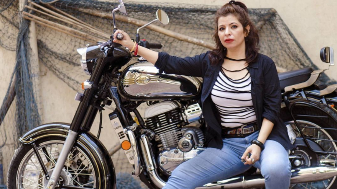 Bike Swag: TMKOC fame Jennifer Mistry Bansiwal poses hot with her "JAWA CLASSIC", Malav Rajda asks for a ride | IWMBuzz