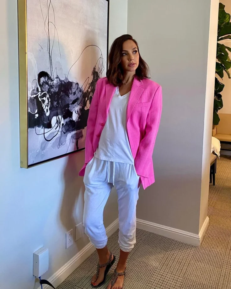 Gal Gadot Adds Pop To Her White Outfit With Hot Pink Jacket, See Here 767469