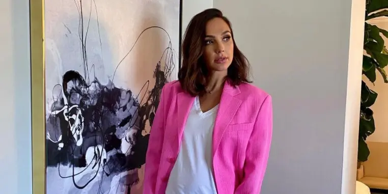 Gal Gadot Adds Pop To Her White Outfit With Hot Pink Jacket, See Here 767470